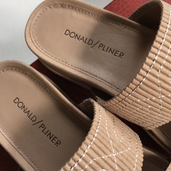 New In Box Donald Pliner Leather Sandals Size 6.5 - Picture 6 of 8